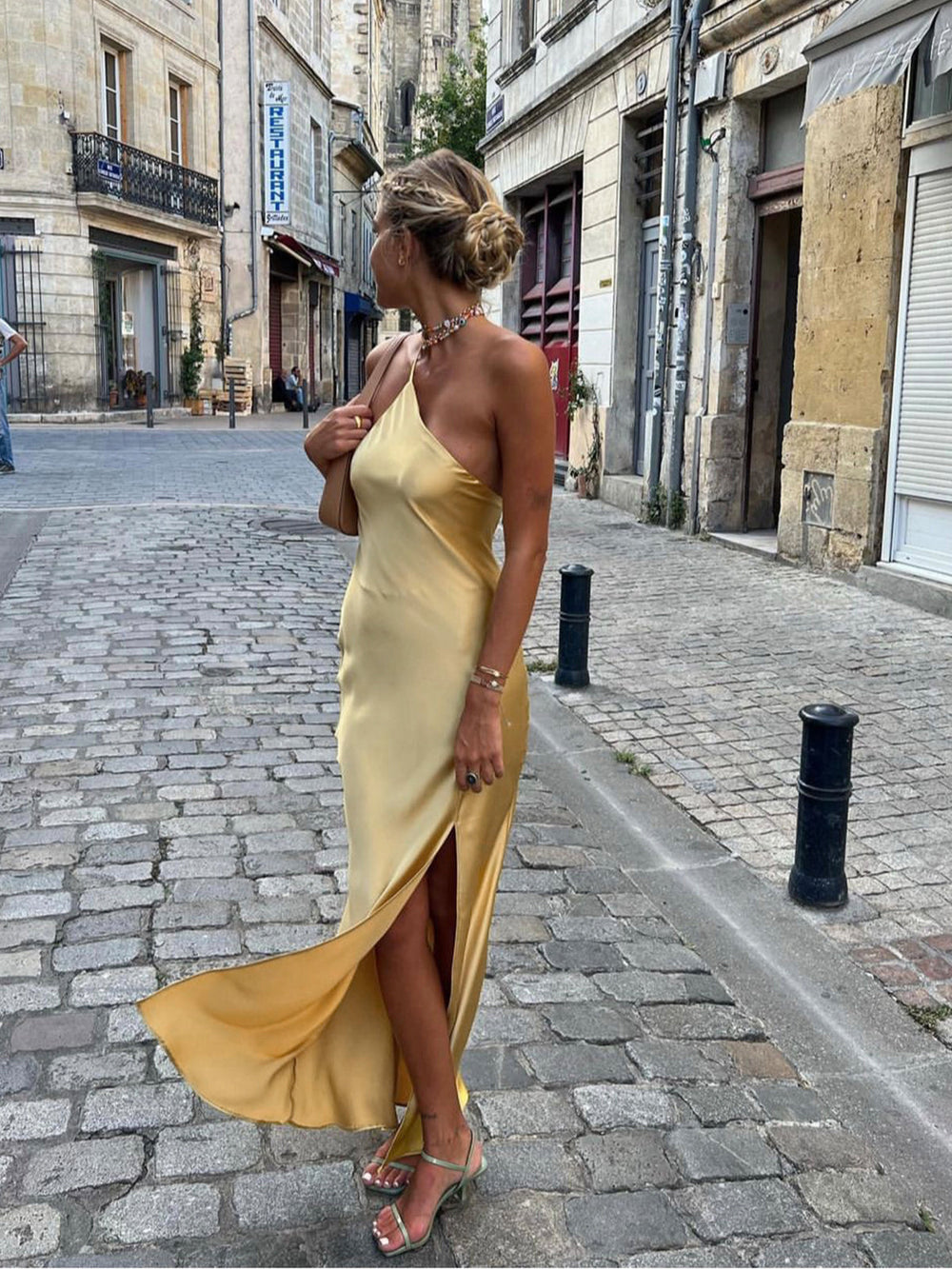 Lange Satijnen Jurk met Split en Open Rug – Elegante Maxi Jurk voor Bruiloften en Feesten 1